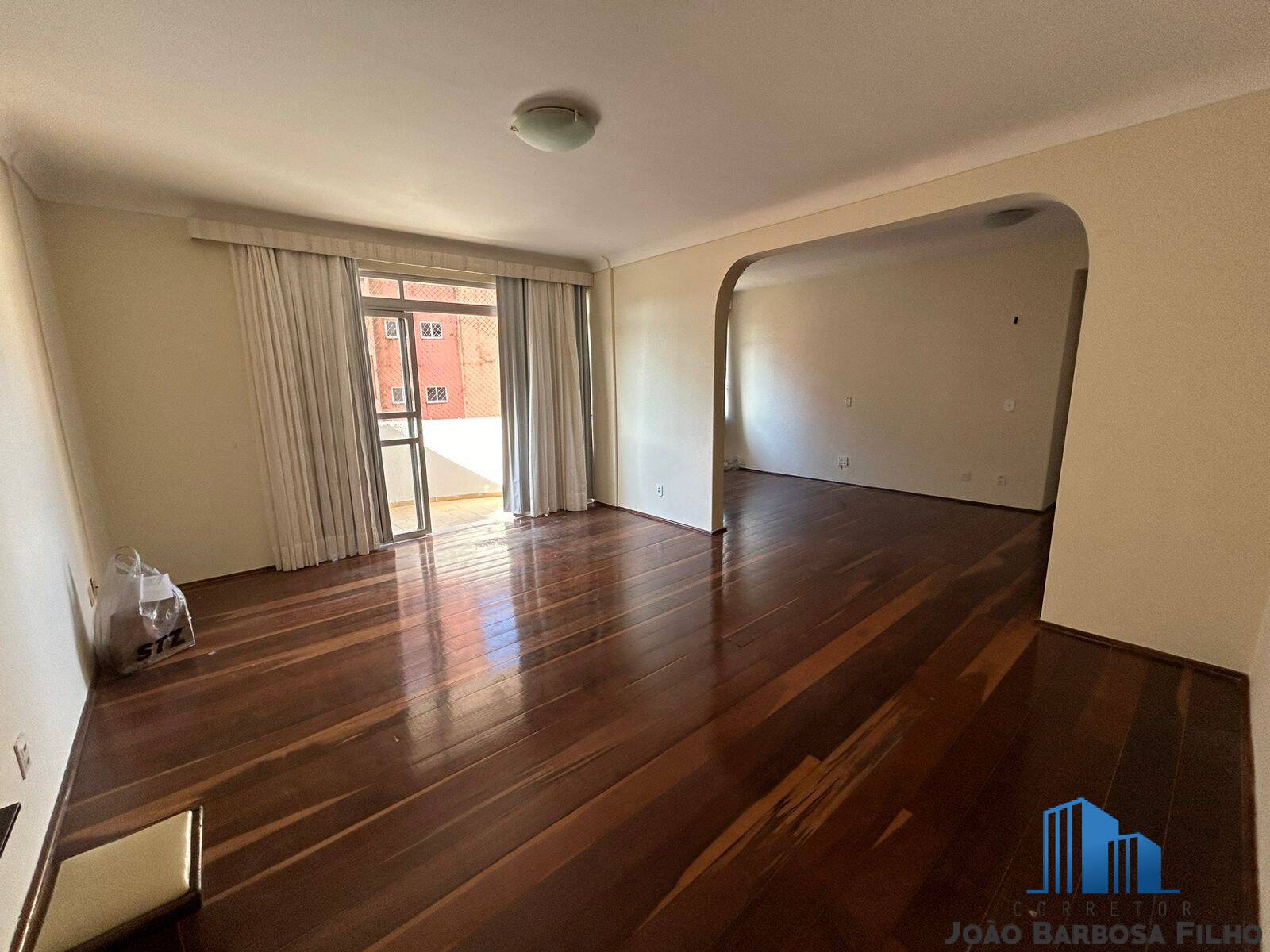 Apartamento à venda com 3 quartos, 150m² - Foto 1